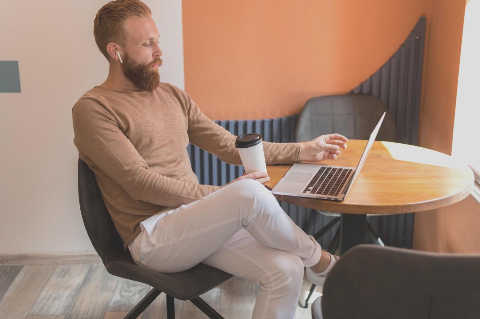 Équipe travaillant sur des stratégies de motivation financière